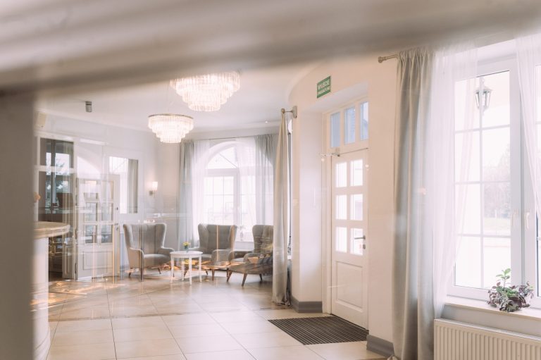 terapia humanistyczno-egzystencjonalna - jasne, komfortowe wnętrze przygotowane do spotkań terapeutycznych
