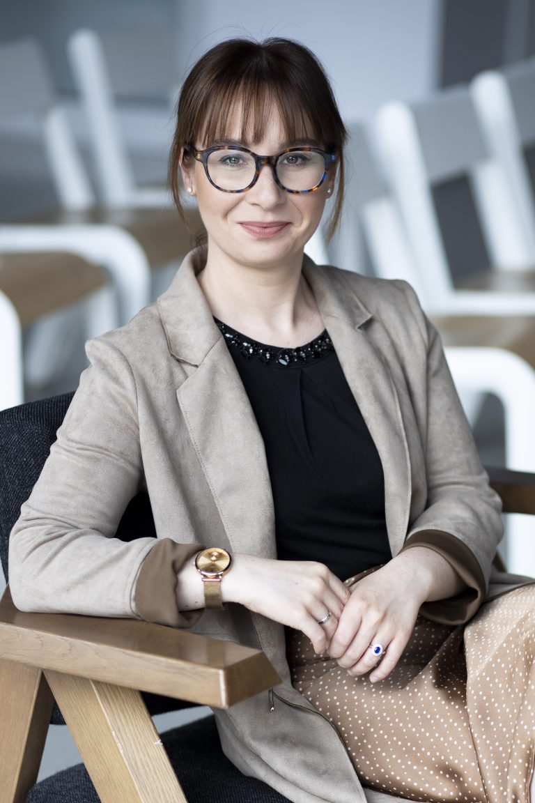 psycholog Wrocław – portret kobiety w gabinecie psychologicznym