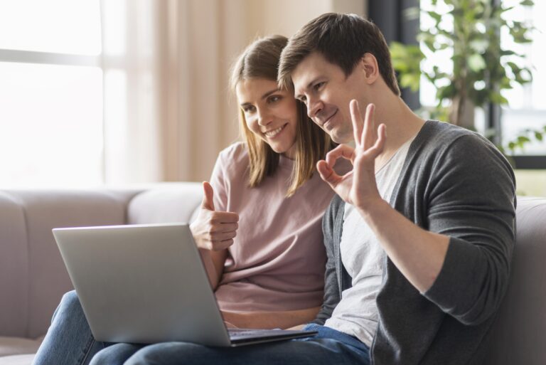 Kobieta i mężczyzna prowadzą wideorozmowę, z terapeutą online dla par
