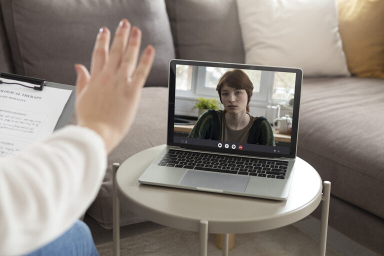psychoonkolog online - konsultacja ze specjalistą prez laptopa