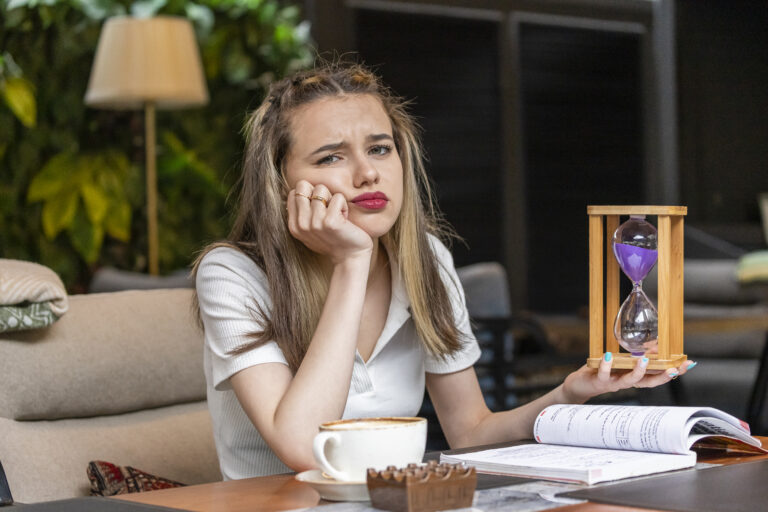 kobieta rozmyśla jak poradzić sobie z rozwodem - psycholog online